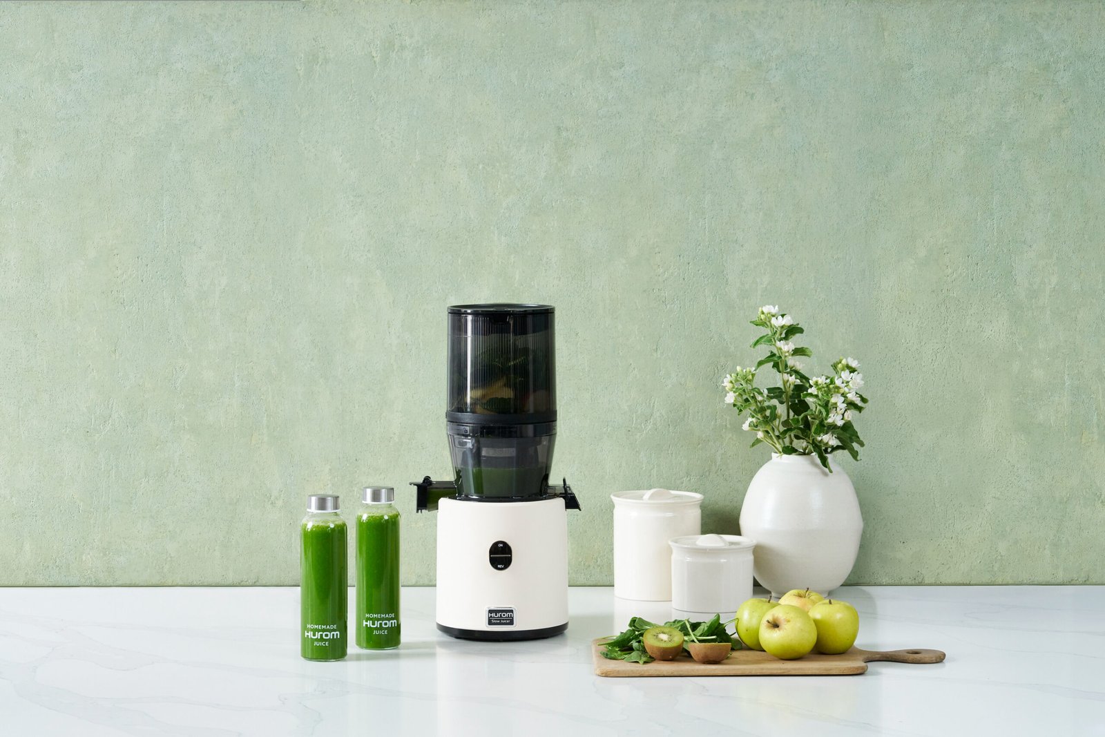HUROM Slow Juicer makes juicing more accessible and is environmentally friendly