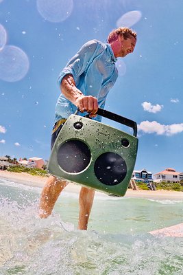 Andover_FreePlay_Beach Andover Audio's Freeplay is a portable stereo hi-fi speaker